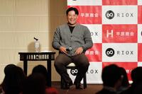 　トークショーで笑う末包（撮影・畠山賢大）