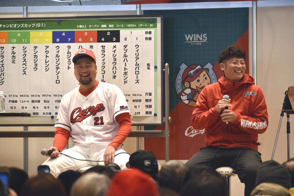 　トークショーで笑みを浮かべる中崎（左）と一岡アナリスト