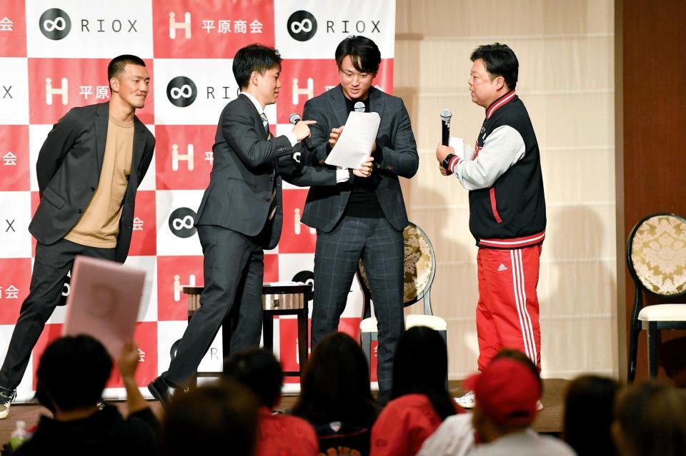 　司会者から指示を受ける佐々木（中央）（撮影・畠山賢大）