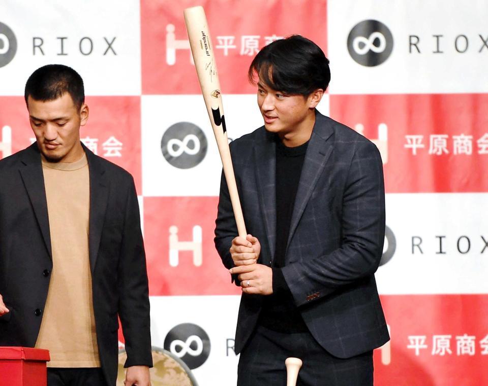 　指輪が輝く中でバットを手にする佐々木