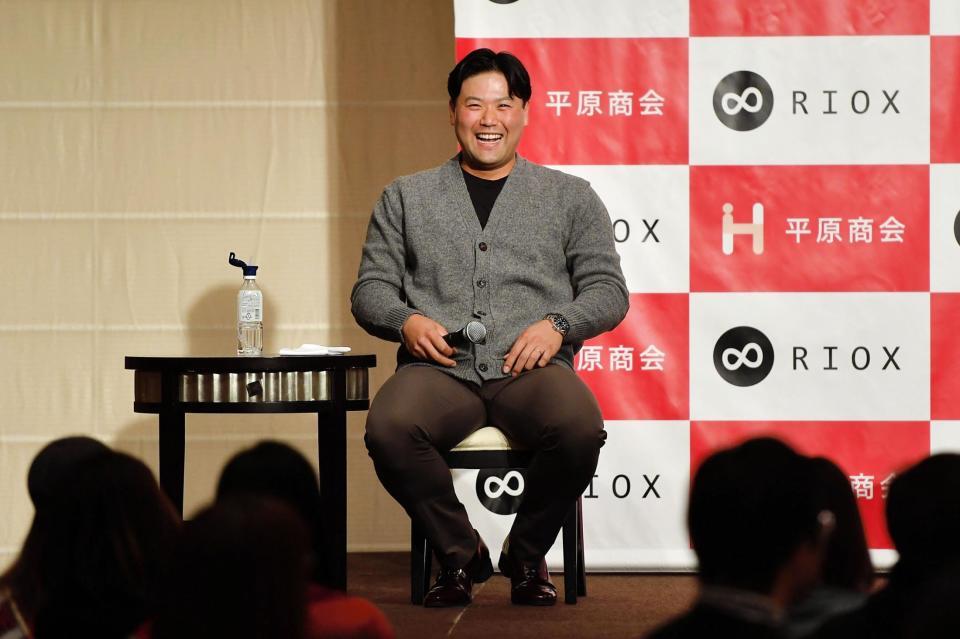 　トークショーで笑う末包（撮影・畠山賢大）