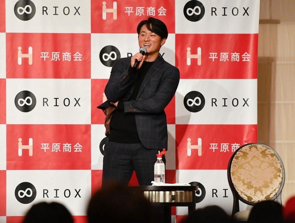 　トークショーで口パクで歌う佐々木（撮影・畠山賢大）