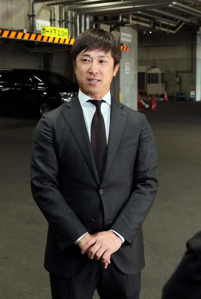 　来季からのアナリスト就任が発表され、取材に応じる上本崇司氏（撮影・市尻達拡）