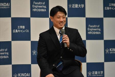 　笑顔でクイズに挑戦するドラ３・勝田