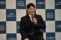 　笑顔でクイズに挑戦するドラ３・勝田