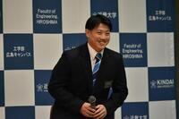 　笑顔でクイズに挑戦するドラ３・勝田