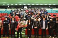 　集合撮影で笑みを浮かべるドラ３・勝田（前列左から３人目）