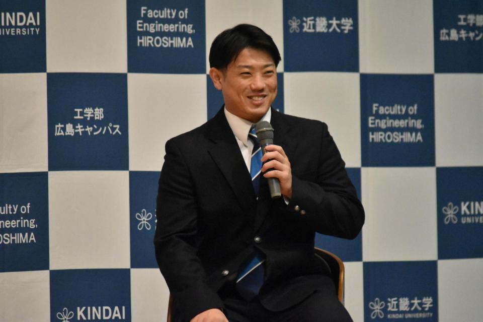 　笑顔でクイズに挑戦するドラ３・勝田