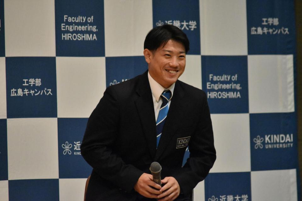 　笑顔でクイズに挑戦するドラ３・勝田