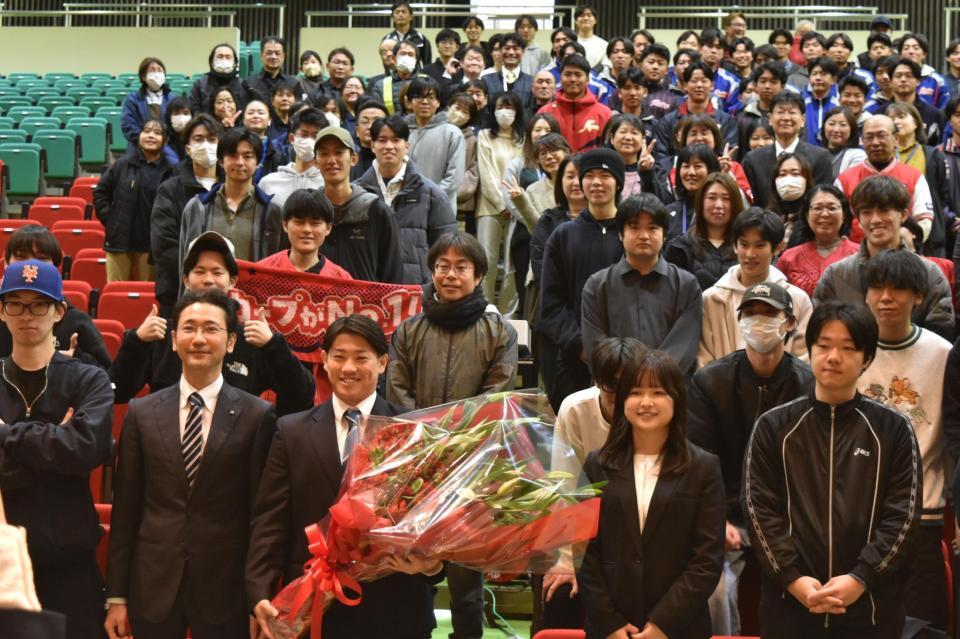 　集合撮影で笑みを浮かべるドラ３・勝田（前列左から３人目）