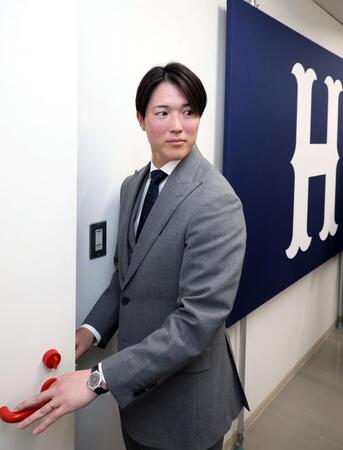 　契約更改交渉後の会見を終え、会場を出る森下（撮影・市尻達拡）