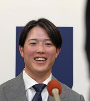 　契約更改後の会見で、笑顔を見せる森下（撮影・市尻達拡）