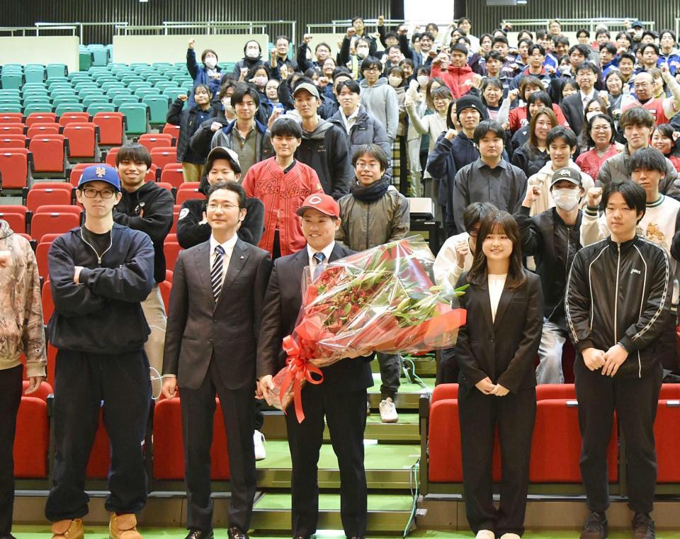 　集合写真で笑みを浮かべるドラ３・勝田（前列左から３人目）