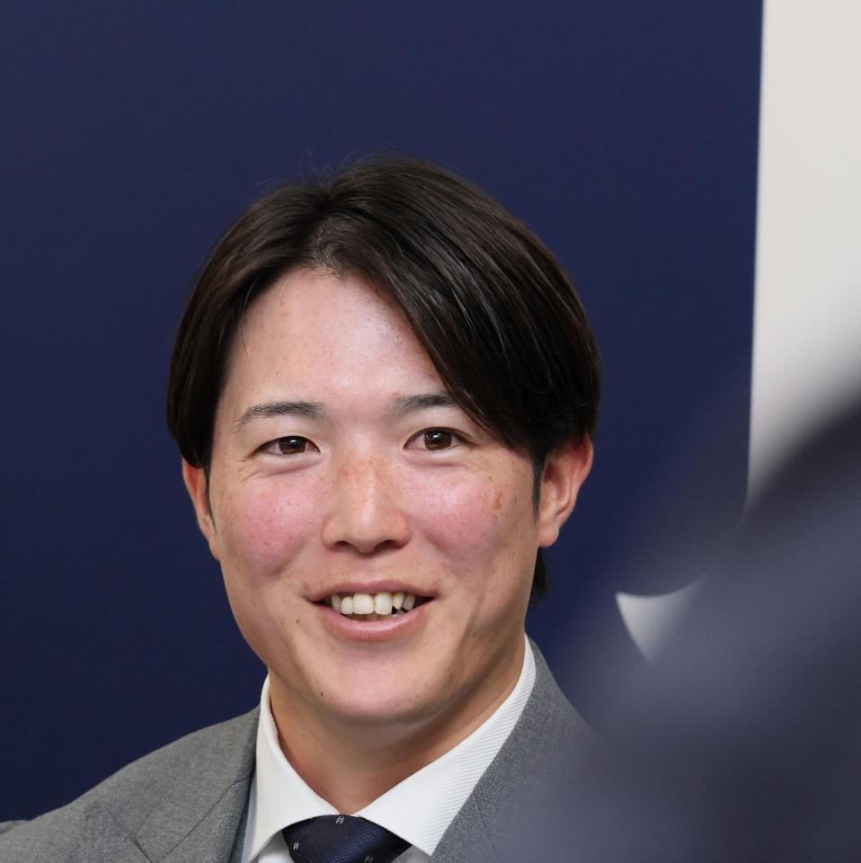 　契約更改後の会見で、笑顔を見せる森下（撮影・市尻達拡）