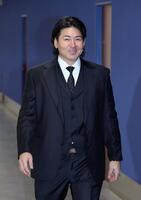 　契約更改交渉に臨む会沢（撮影・市尻達拡）