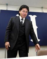 　契約を更改し、取材に応じる会沢（撮影・市尻達拡）