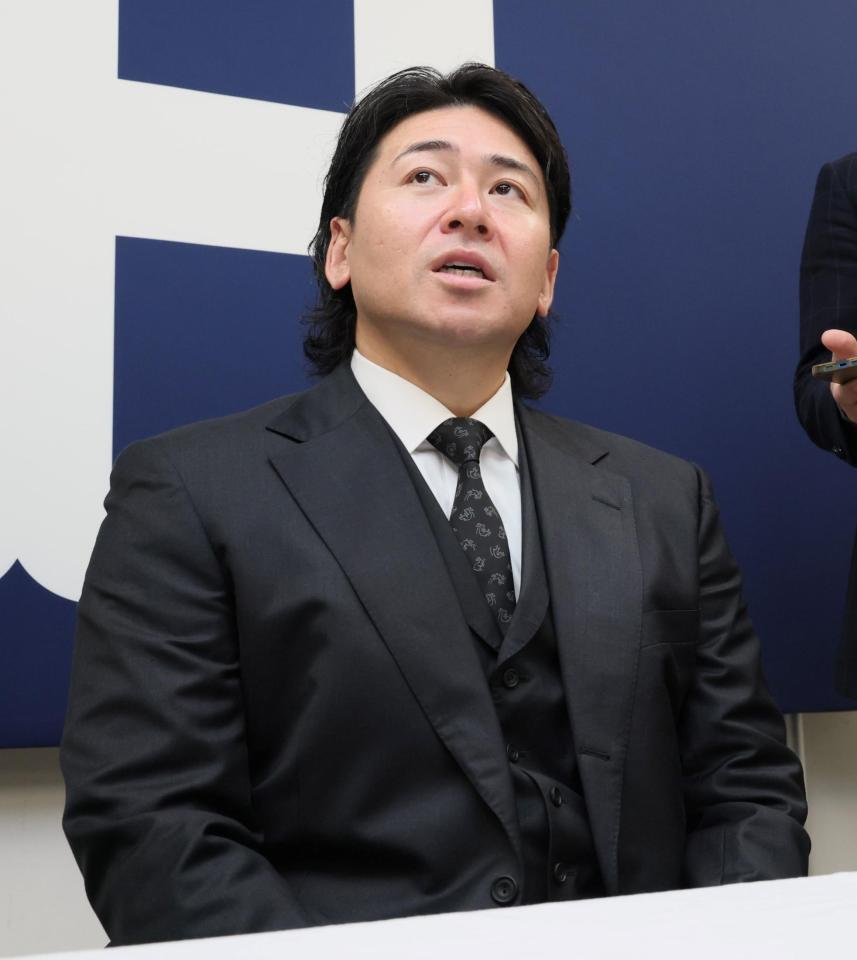 　契約を更改し、取材に応じる会沢（撮影・市尻達拡）