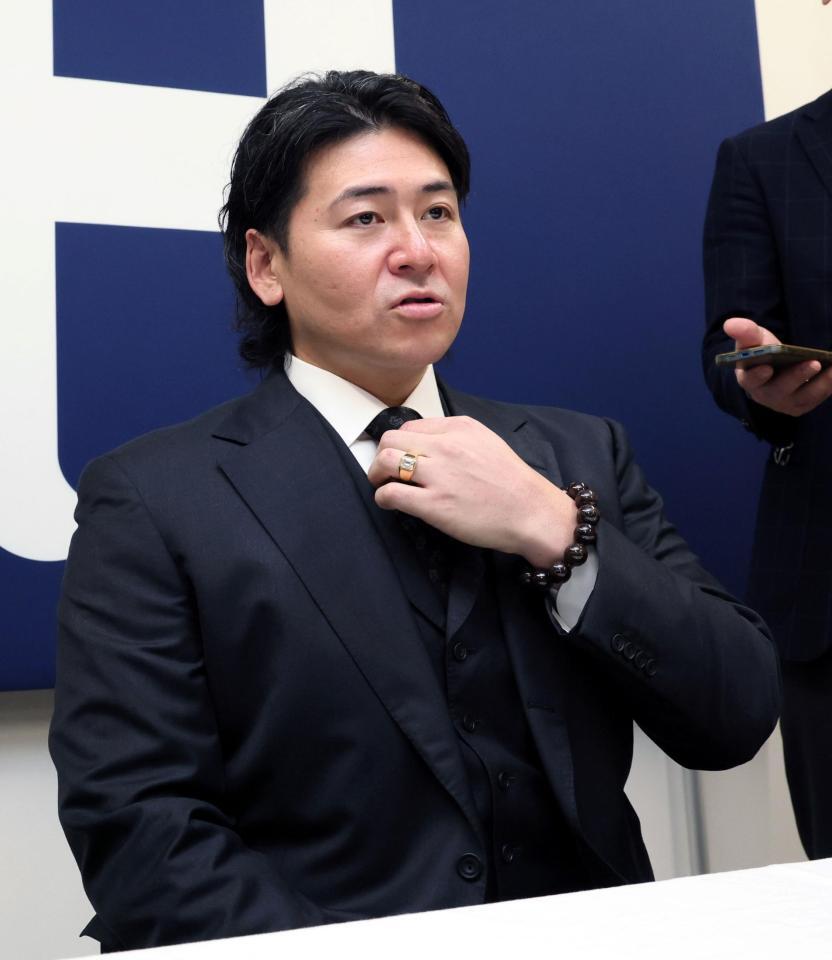 契約を更改し、取材に応じる広島・会沢翼（撮影・市尻達拡）