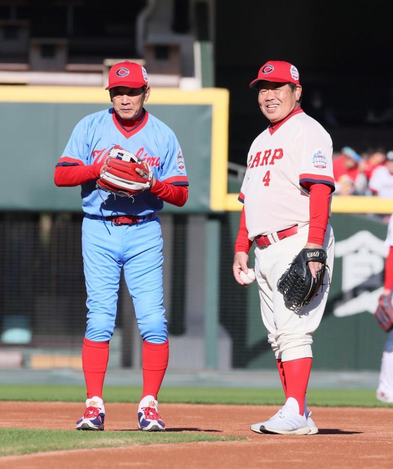 　レジェンドゲームで２回、守備につく遊撃手・高橋氏と、二塁手・正田氏＝１１月２９日