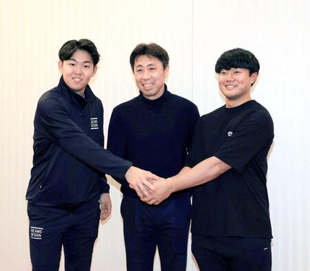 　入団会見を翌日に控え、握手をする（左から）ドラフト１位・平川、平川の父で、北海高校野球部監督の敦氏、ドラフト４位・工藤（撮影・市尻達拡）