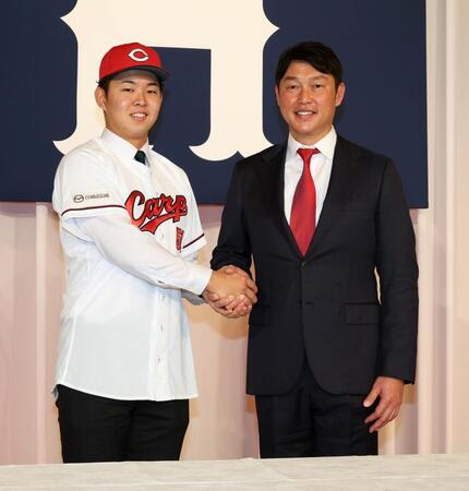 　新井監督と握手をするドラフト１位の平川蓮（撮影・市尻達拡）