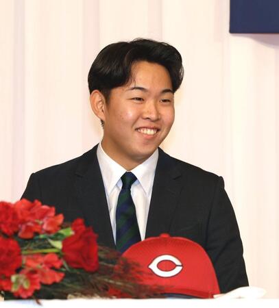 　新入団会見で、笑顔を見せるドラフト１位の平川蓮（撮影・市尻達拡）