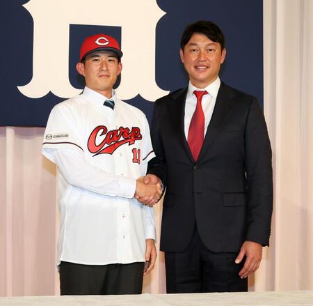 　新井監督（右）と握手をするドラフト２位の斉藤汰直（撮影・市尻達拡）
