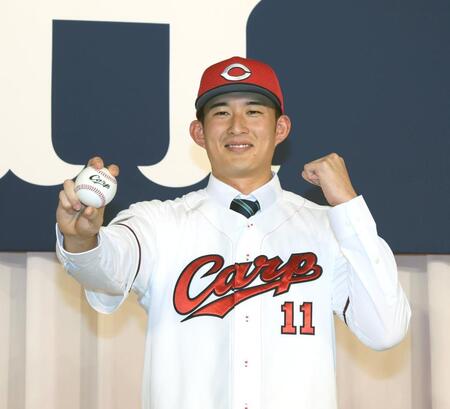 　ポーズを決めるドラフト２位の斉藤汰直（撮影・市尻達拡）