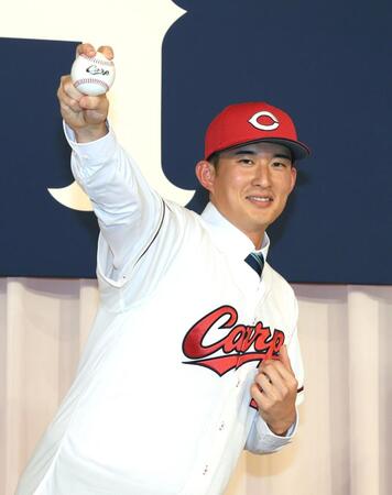 　ポーズを決めるドラフト２位の斉藤汰直（撮影・市尻達拡）