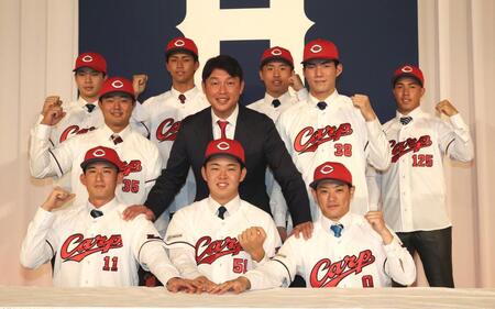 　新入団会見を終え、記念撮影する新人選手と新井監督（撮影・市尻達拡）