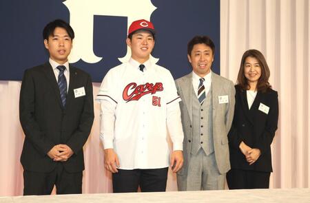 　家族と記念撮影をするドラフト１位の平川蓮（撮影・市尻達拡）