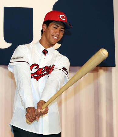 　バットと手にポーズを決めるドラフト６位の西川篤夢（撮影・市尻達拡）