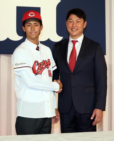 　新井監督と握手するドラフト６位の西川篤夢（撮影・市尻達拡）