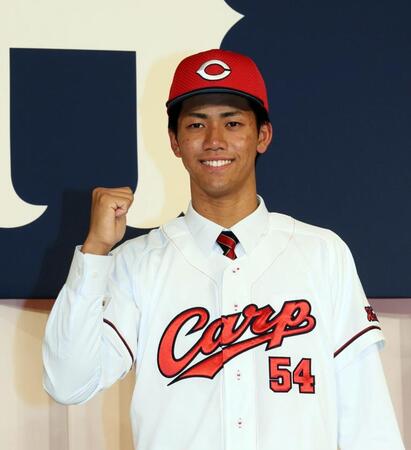 　ガッツポーズするドラフト６位の西川篤夢（撮影・市尻達拡）