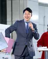 　ウェルネス＆ハッピートークショーに参加する新井監督（撮影・市尻達拡）