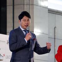 　ＤＡ　ＰＵＭＰ・ＹＯＲＩと、乳酸菌生成エキス「ラクティス」ｐｒｅｓｅｎｔｓ　ウェルネス＆ハッピートークショーに参加する新井監督（撮影・市尻達拡）