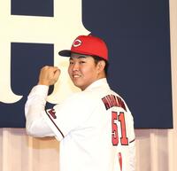 　背番号「５１」のユニホームを着用し、ポーズを決めるドラフト１位の平川蓮（撮影・市尻達拡）