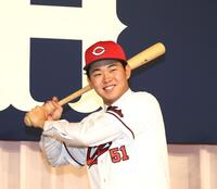 　バットを手に笑顔を見せるドラフト１位の平川蓮（撮影・市尻達拡）