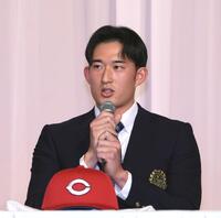 　新入団会見で、意気込みを語るドラフト２位の斉藤汰直（撮影・市尻達拡）
