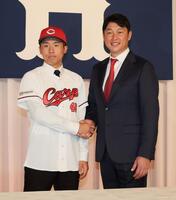 　新井監督と握手するドラフト７位の高木快大（撮影・市尻達拡）