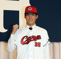 　ポーズを決める赤木晴哉（撮影・市尻達拡）