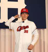 　ポーズを決める赤木晴哉（撮影・市尻達拡）