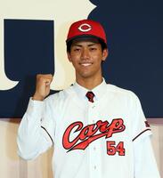 　ガッツポーズするドラフト６位の西川篤夢（撮影・市尻達拡）