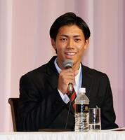 　新入団会見で意気込みを語るドラフト６位の西川篤夢（撮影・市尻達拡）