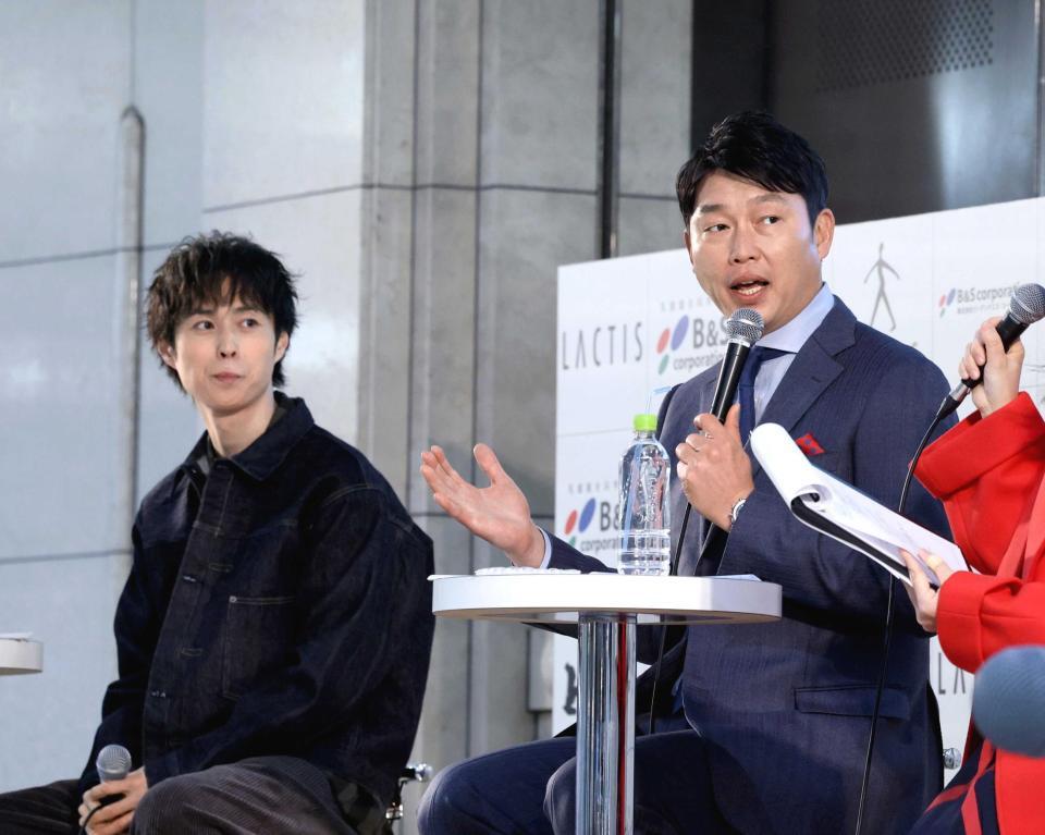 　ＤＡ　ＰＵＭＰのＹＯＲＩ（左）とトークで会場を盛り上げる新井監督