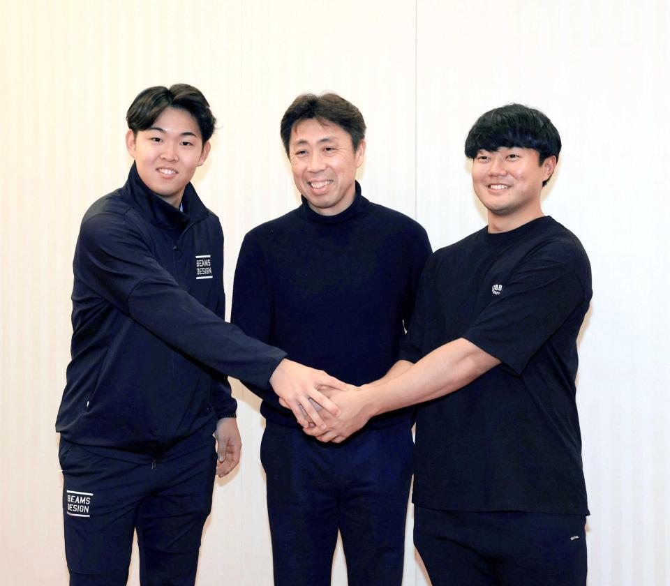 　入団会見を翌日に控え、握手をする（左から）ドラフト１位・平川、平川の父で、北海高校野球部監督の敦氏、ドラフト４位・工藤（撮影・市尻達拡）