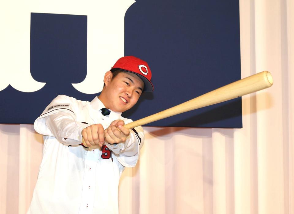 　バットを手に左打ちを披露するドラフト１位で両打ちの平川蓮（撮影・市尻達拡）