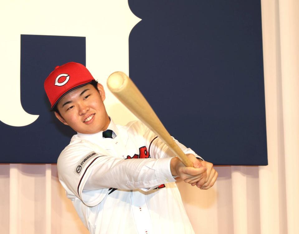 　バットを手に右打ちを披露するドラフト１位で両打ちの平川蓮（撮影・市尻達拡）