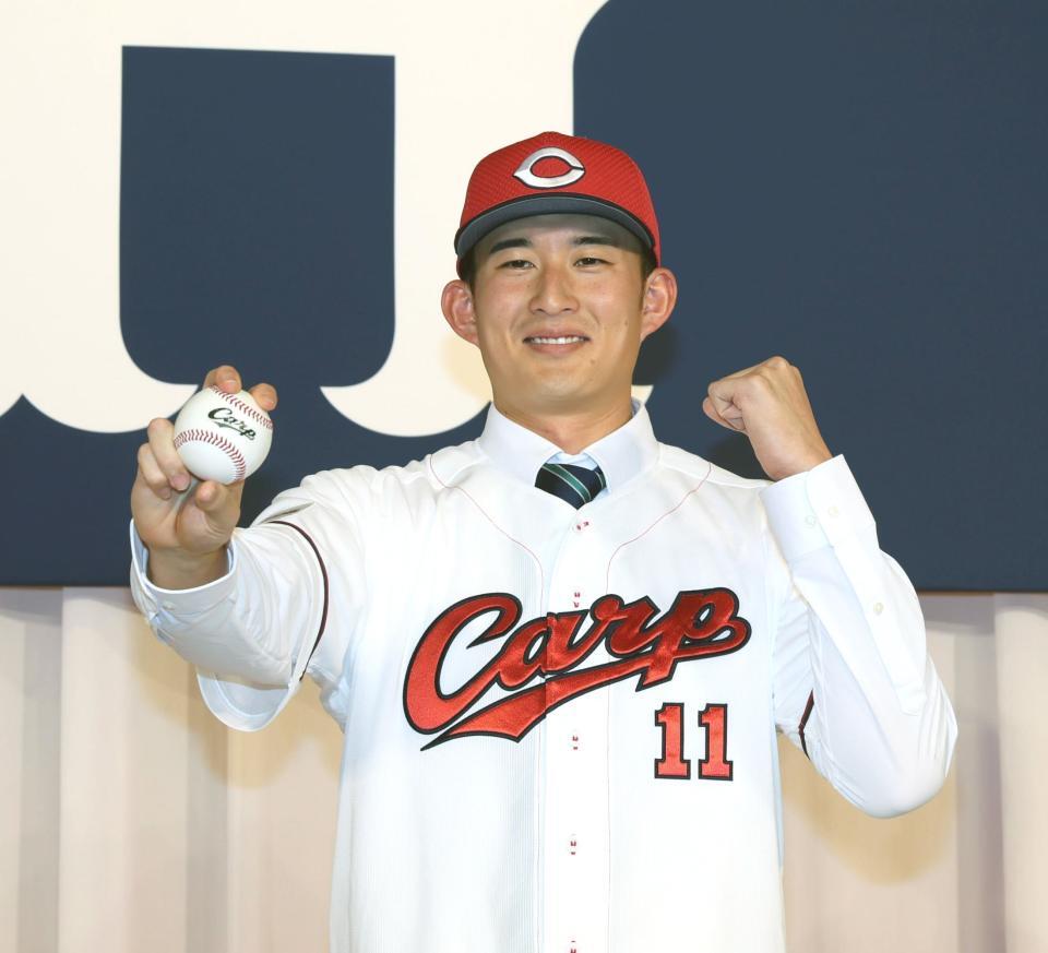 　ポーズを決めるドラフト２位の斉藤汰直（撮影・市尻達拡）