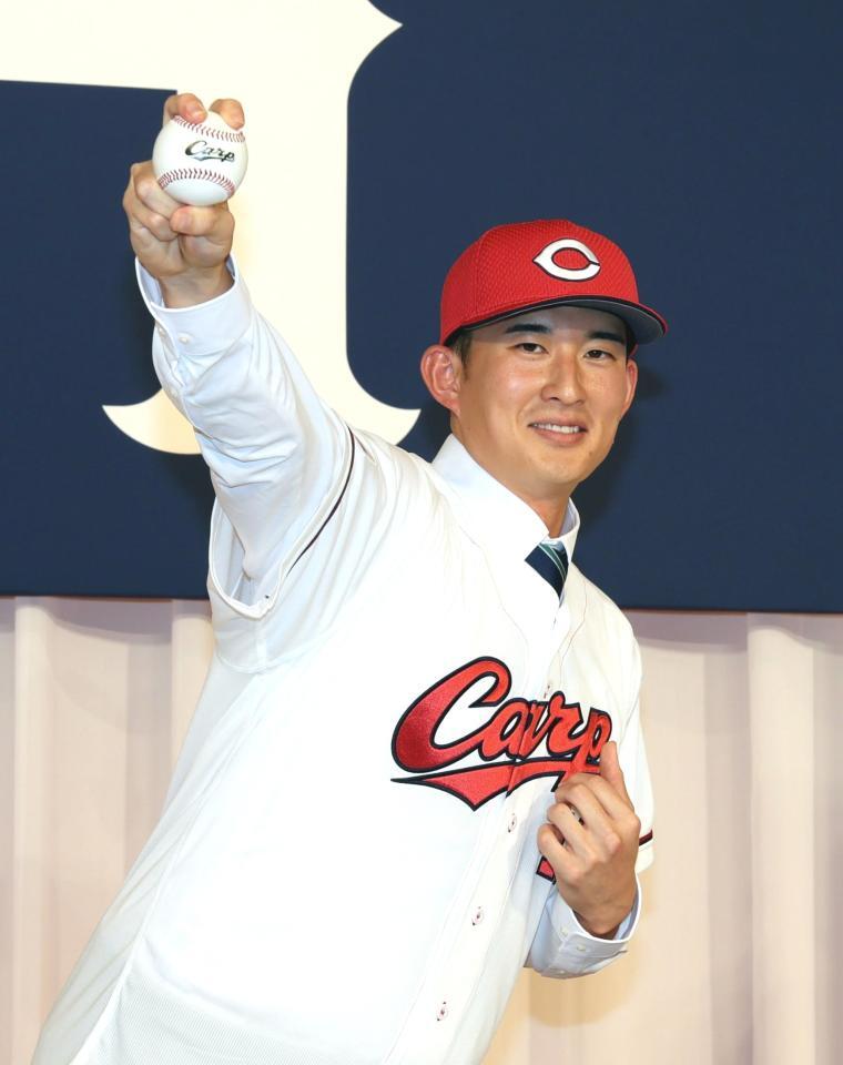 　ポーズを決めるドラフト２位の斉藤汰直（撮影・市尻達拡）